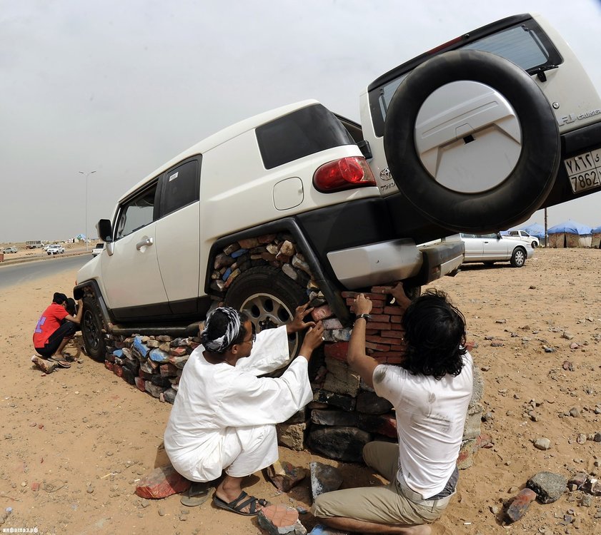 saudi-youths-car-stones-bricks-19jpg.jpg