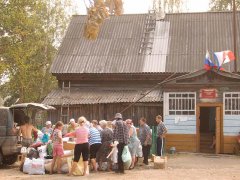 Разгрузка и раздача у мордовского сельсовета