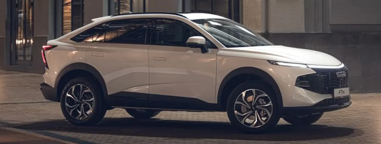 Новый Haval F7x в черном цвете на фоне городского пейзажа.