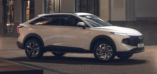 Новый Haval F7x в черном цвете на фоне городского пейзажа.