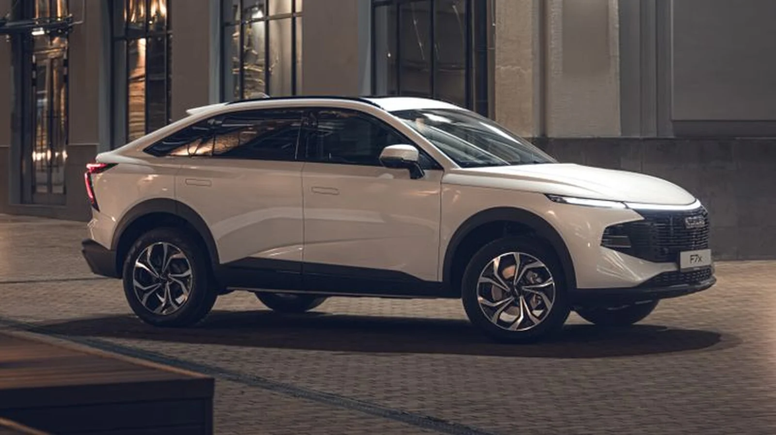 Новый Haval F7x в черном цвете на фоне городского пейзажа.