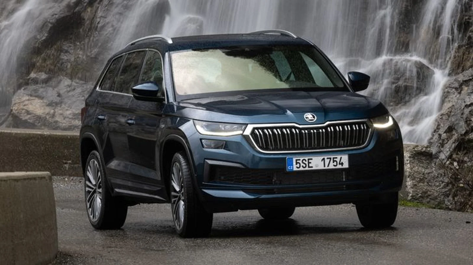 Skoda Kodiaq, семейный кроссовер, темно-синий цвет