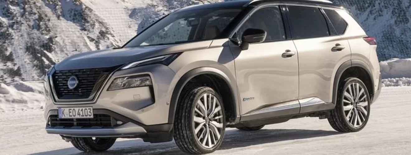 Nissan X-Trail на дороге