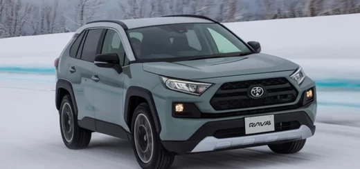 Toyota RAV4 на фоне городского пейзажа