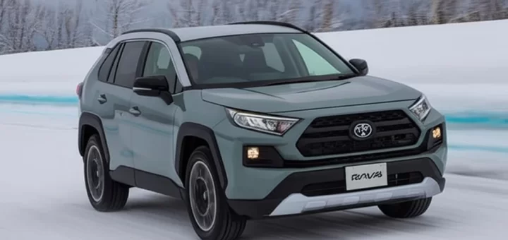 Toyota RAV4 на фоне городского пейзажа