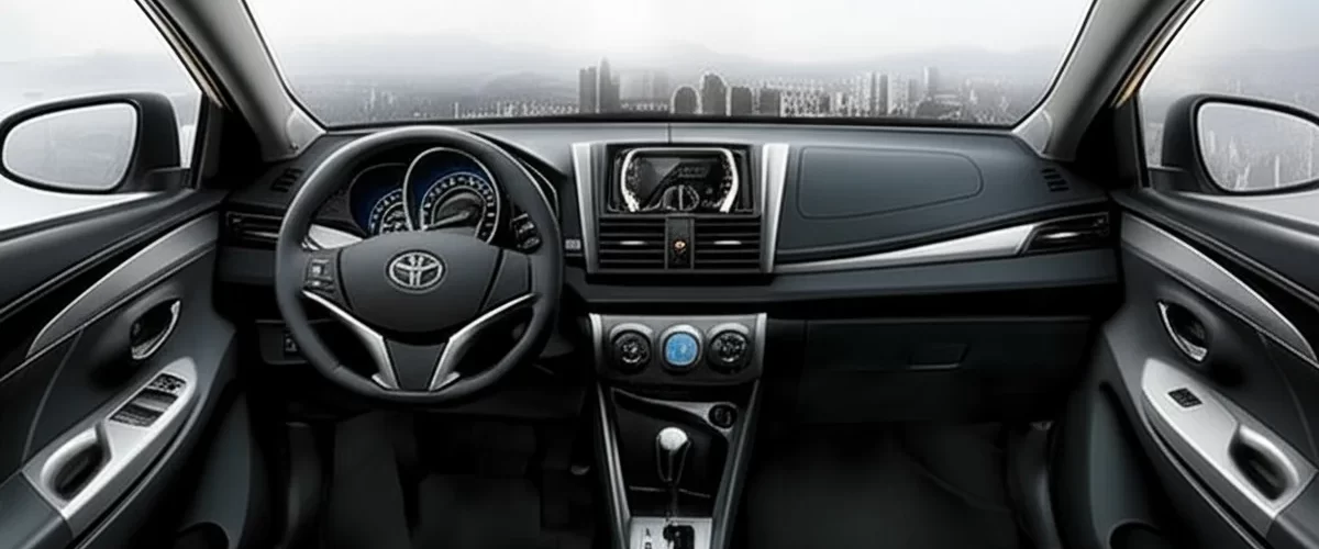Белый седан Toyota Vios