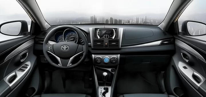 Белый седан Toyota Vios