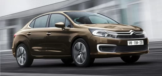 Последний Citroen C4, собранный в Калуге, на фоне городского пейзажа