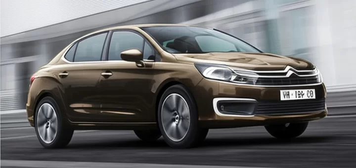 Последний Citroen C4, собранный в Калуге, на фоне городского пейзажа