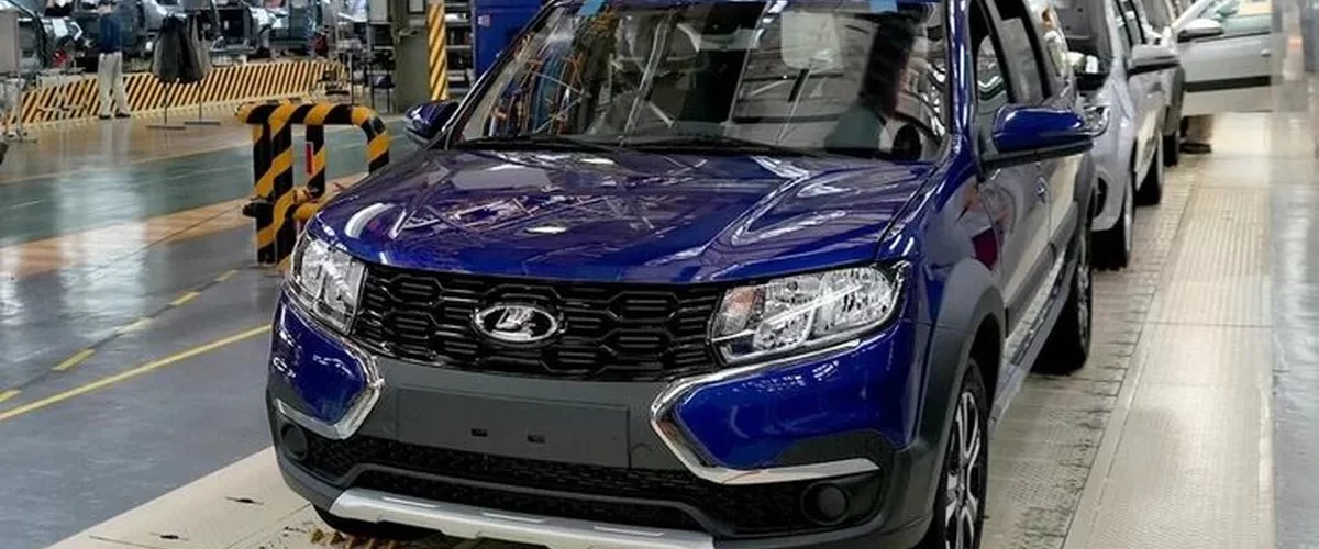 Фотография юбилейного 50-тысячного LADA Largus, сходящего с конвейера