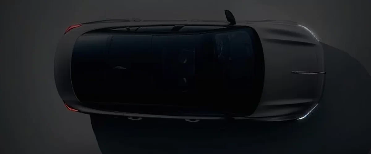 Новый лифтбек Hongqi H6 на фоне городского пейзажа