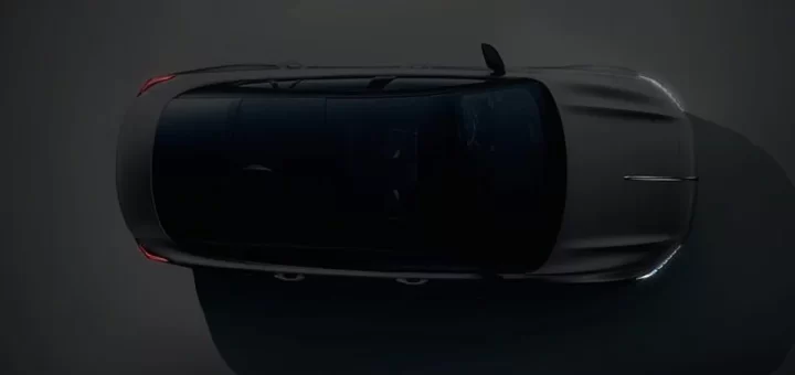 Новый лифтбек Hongqi H6 на фоне городского пейзажа