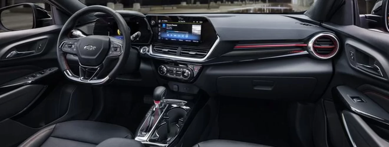 Chevrolet Trax серебристого цвета в комплектации RS