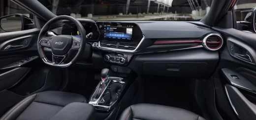 Chevrolet Trax серебристого цвета в комплектации RS