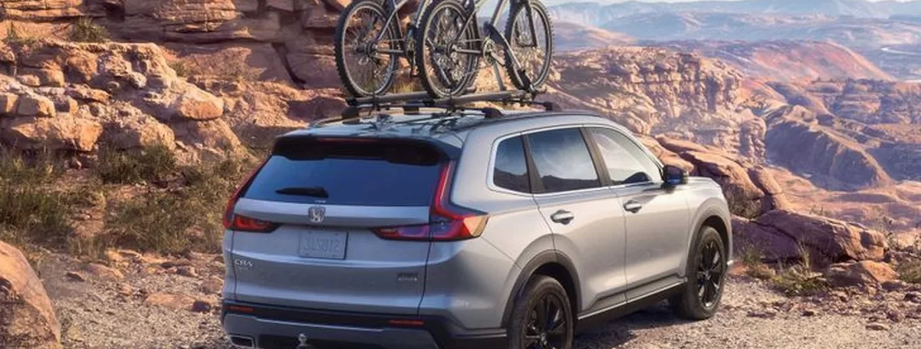 Honda CR-V на фоне городского пейзажа