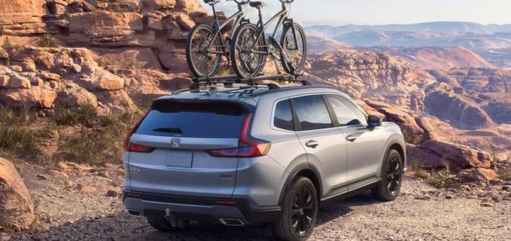 Honda CR-V на фоне городского пейзажа