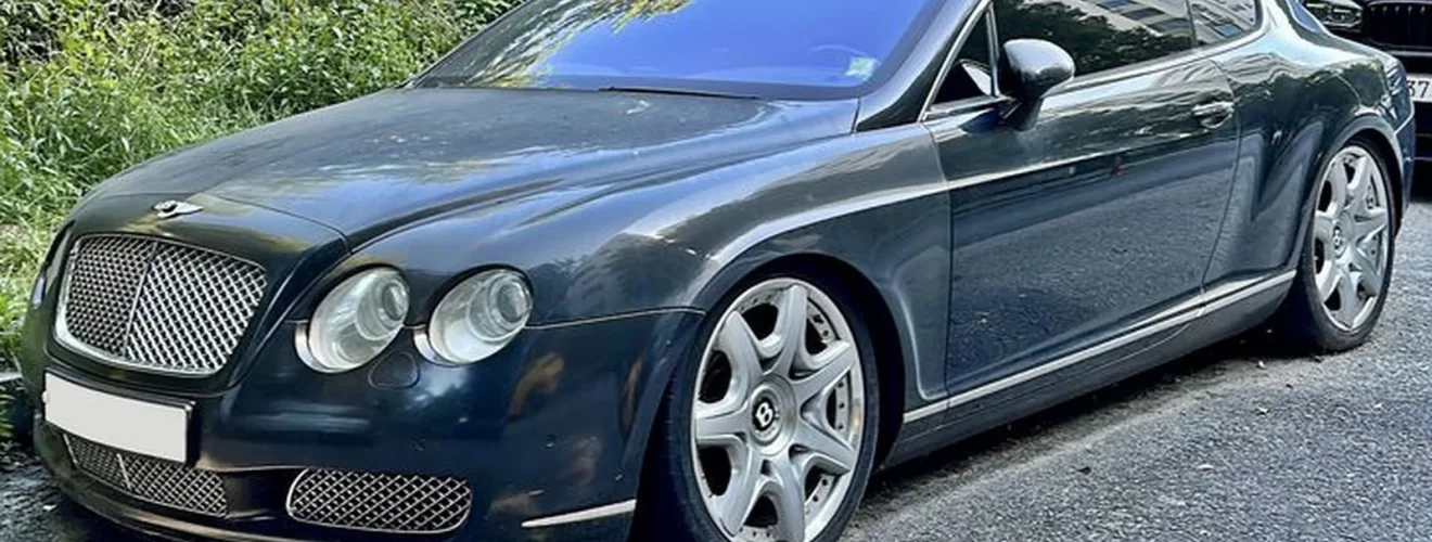 Bentley Continental GT 2004 года рядом с LADA Granta