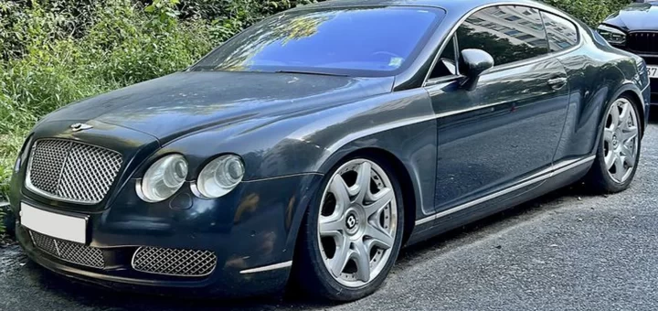 Bentley Continental GT 2004 года рядом с LADA Granta