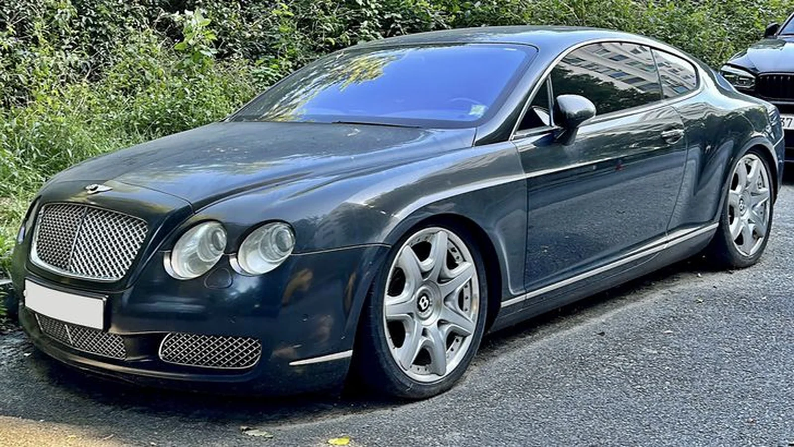 Bentley Continental GT 2004 года рядом с LADA Granta