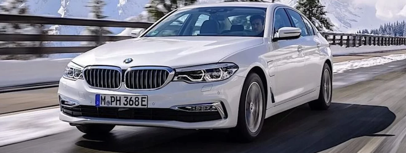 График с тремя столбцами, представляющими BMW 5 серии, Skoda Rapid и Toyota RAV4, показывающий скорость их продажи.