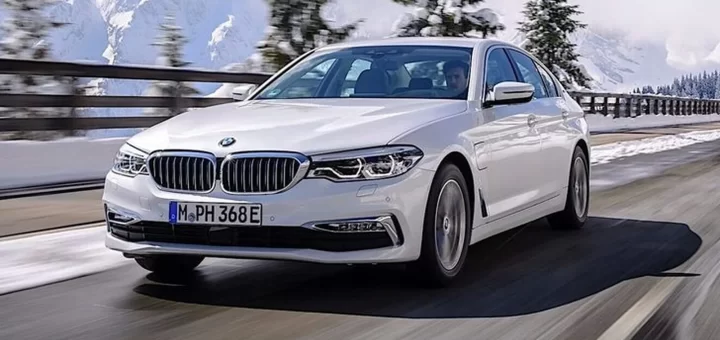 График с тремя столбцами, представляющими BMW 5 серии, Skoda Rapid и Toyota RAV4, показывающий скорость их продажи.