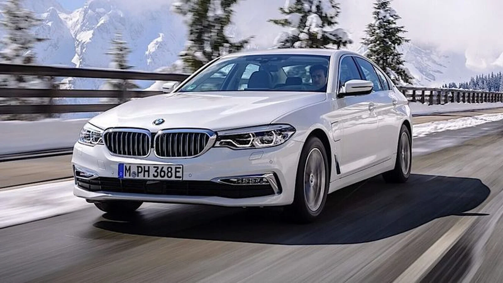 График с тремя столбцами, представляющими BMW 5 серии, Skoda Rapid и Toyota RAV4, показывающий скорость их продажи.