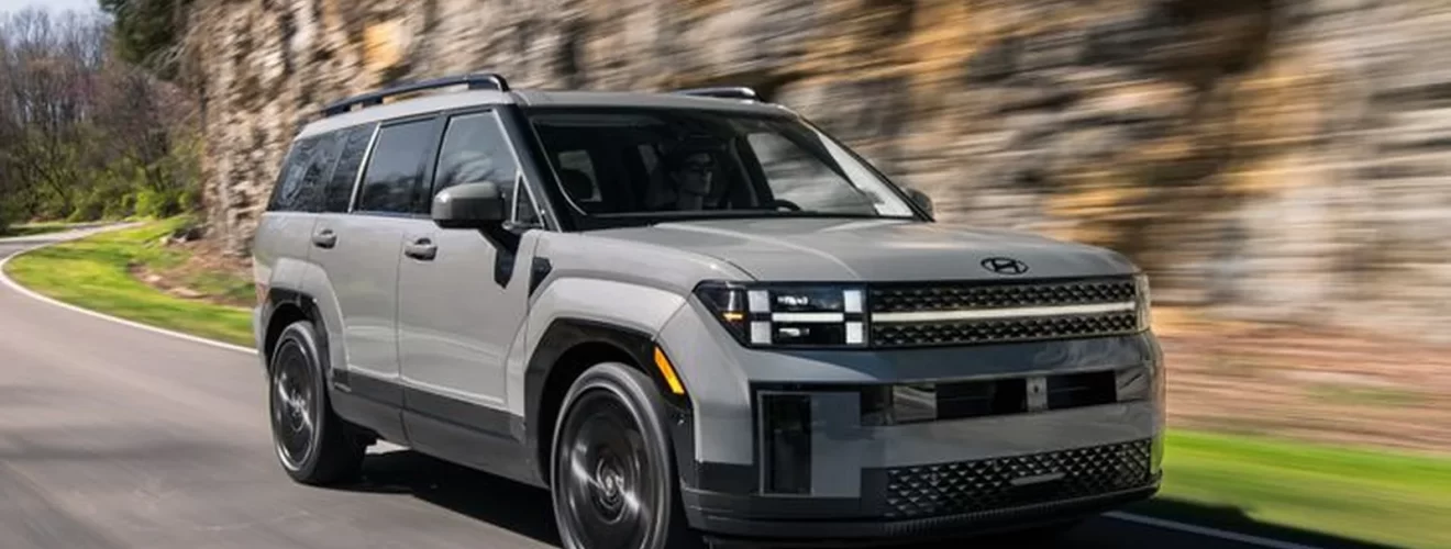 Фотография демонстрирует несколько популярных моделей Hyundai: Tucson, Elantra и Santa Fe.