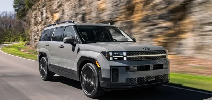 Фотография демонстрирует несколько популярных моделей Hyundai: Tucson, Elantra и Santa Fe.