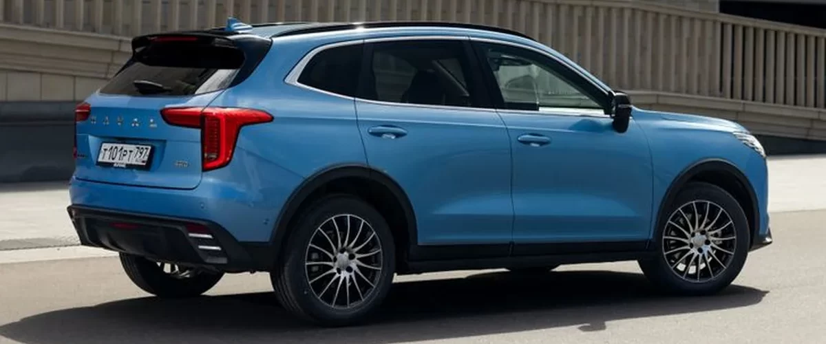 Haval Jolion и Haval M6 на фоне городского пейзажа