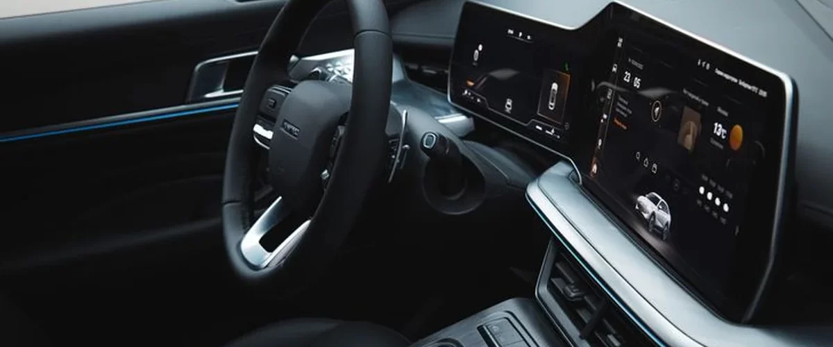 Стильный черный Haval F7x на фоне городского пейзажа.