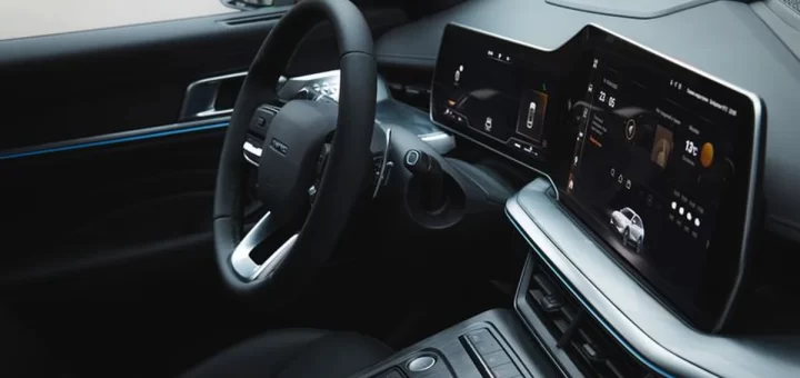 Стильный черный Haval F7x на фоне городского пейзажа.