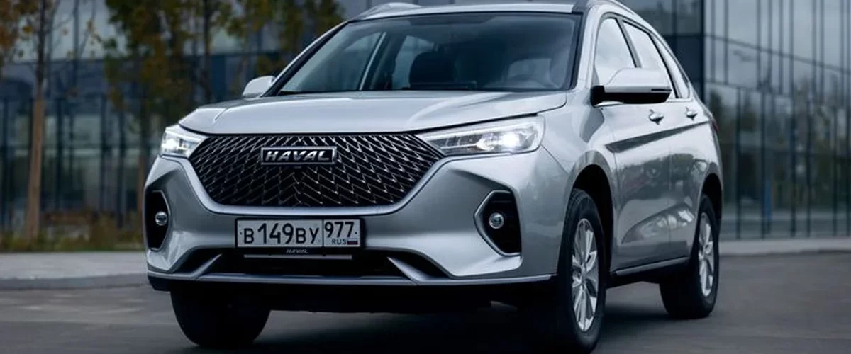 Haval Jolion и Haval M6 на фоне городского пейзажа