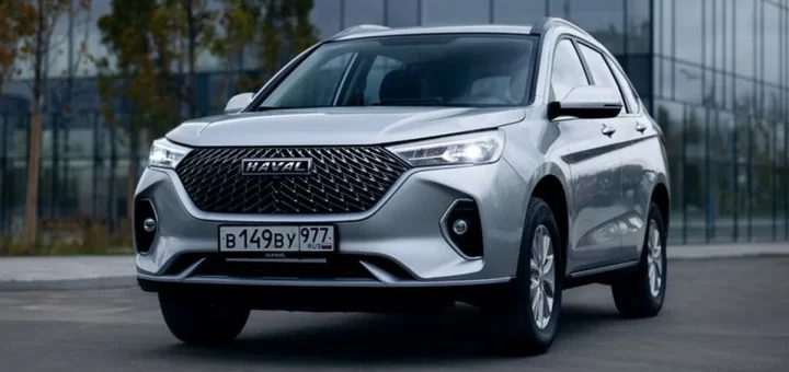 Haval Jolion и Haval M6 на фоне городского пейзажа