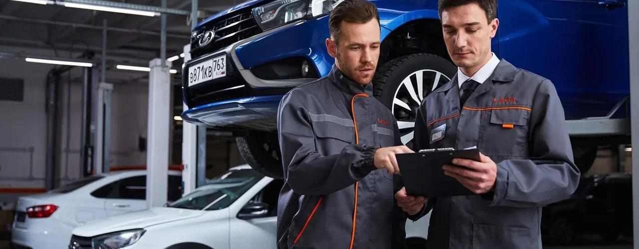 Автомобиль LADA в автосервисе