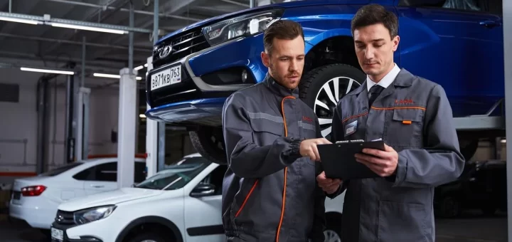 Автомобиль LADA в автосервисе