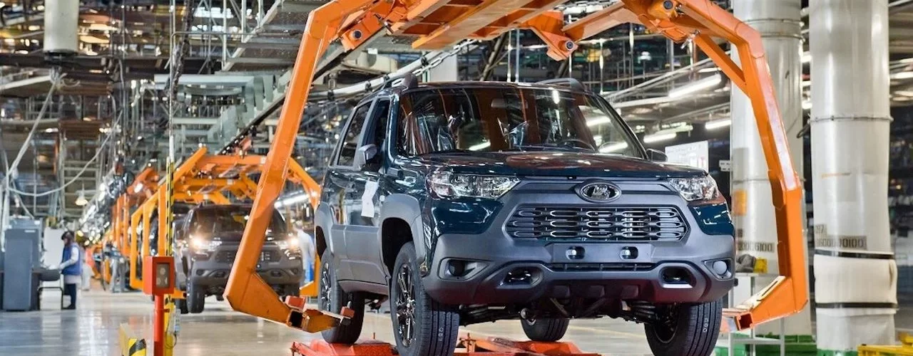 Фотография конвейера АвтоВАЗа с внедорожниками LADA Niva