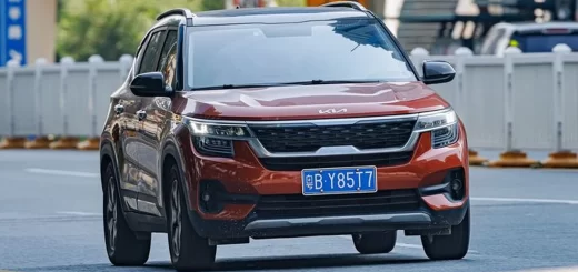 Kia Seltos на фоне городского пейзажа