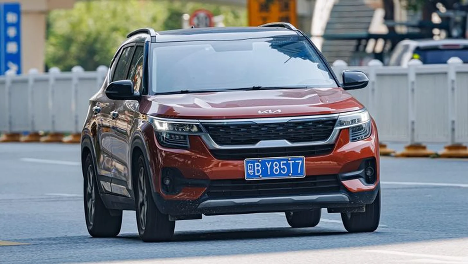 Kia Seltos на фоне городского пейзажа