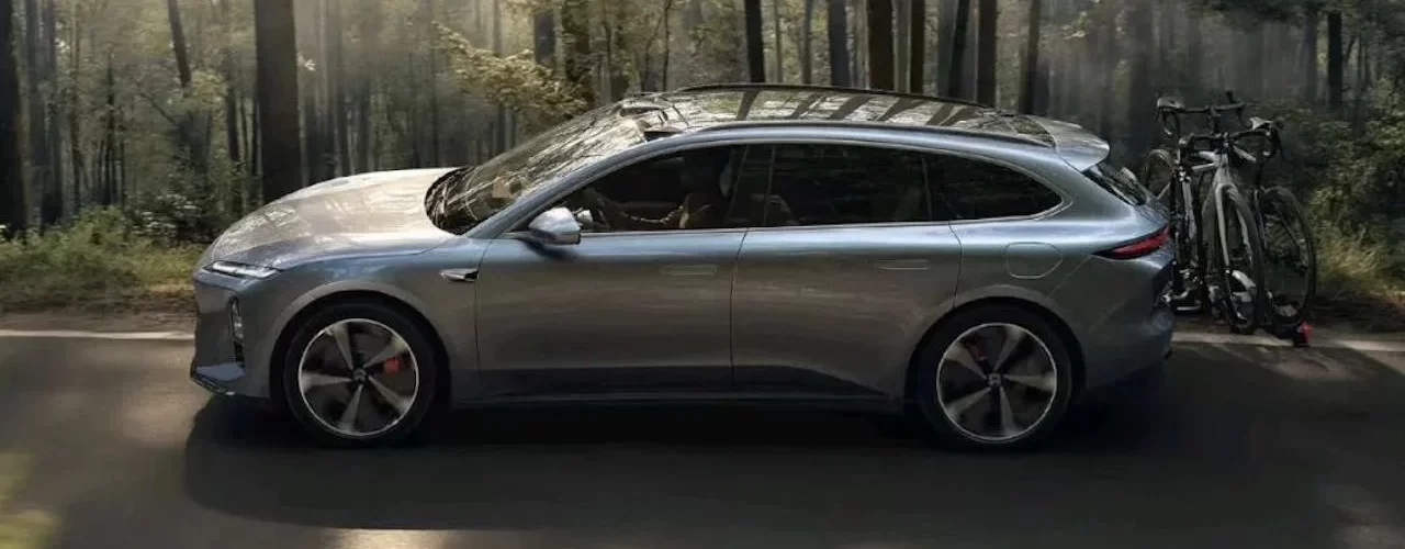 Обновленные электромобили Nio ET5 и ET5 Touring с улучшенным дизайном и технологиями.