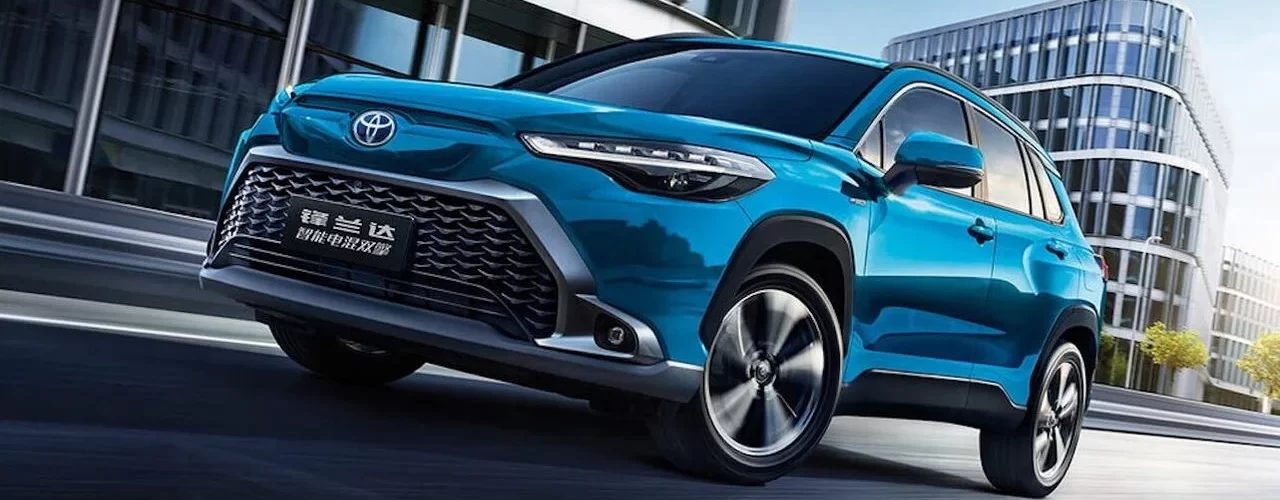 Новый кроссовер Toyota Frontlander на фоне городского пейзажа