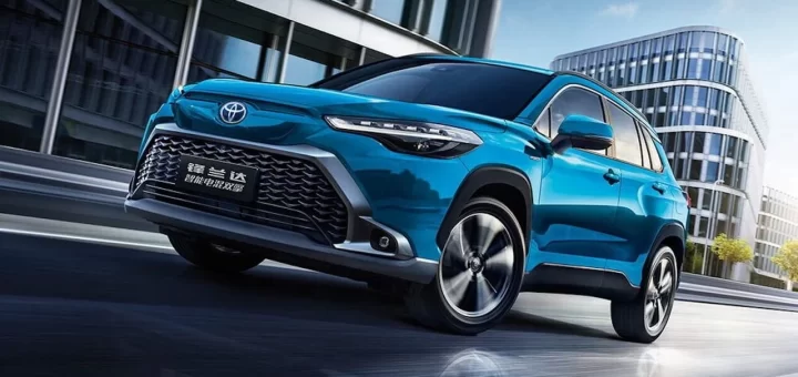 Новый кроссовер Toyota Frontlander на фоне городского пейзажа