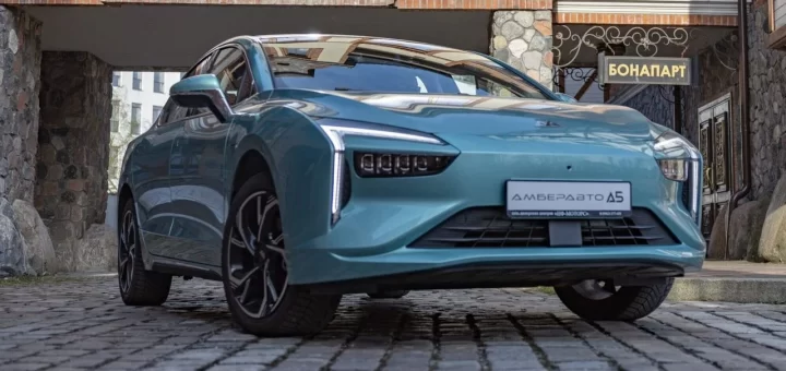 Обновленный электроседан AmberAuto А5 голубого цвета