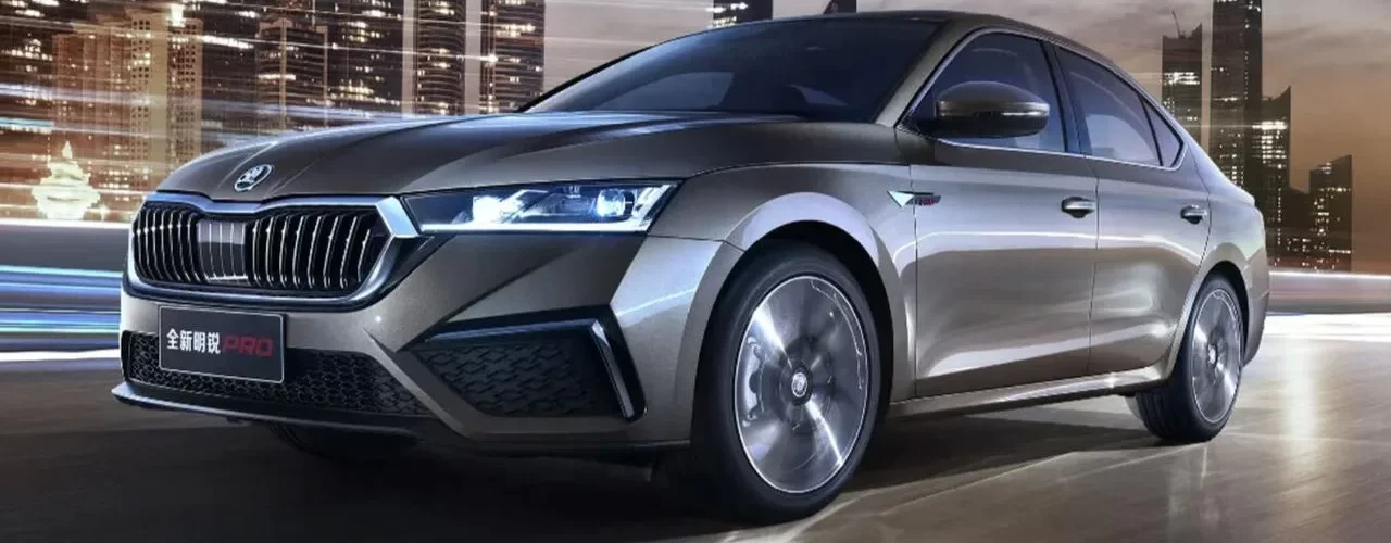 Новая Skoda Octavia Pro на дороге