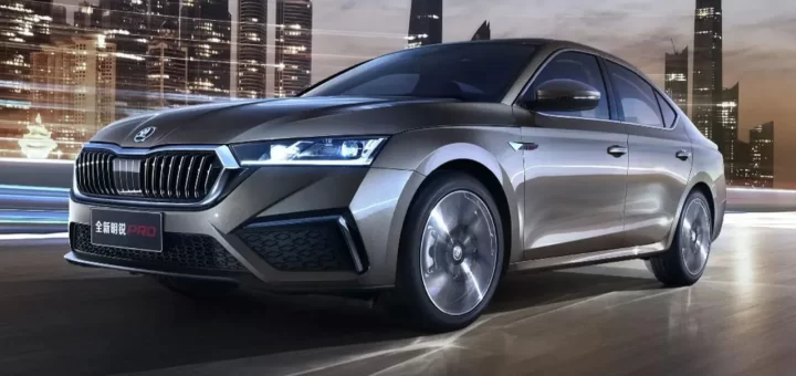 Новая Skoda Octavia Pro на дороге