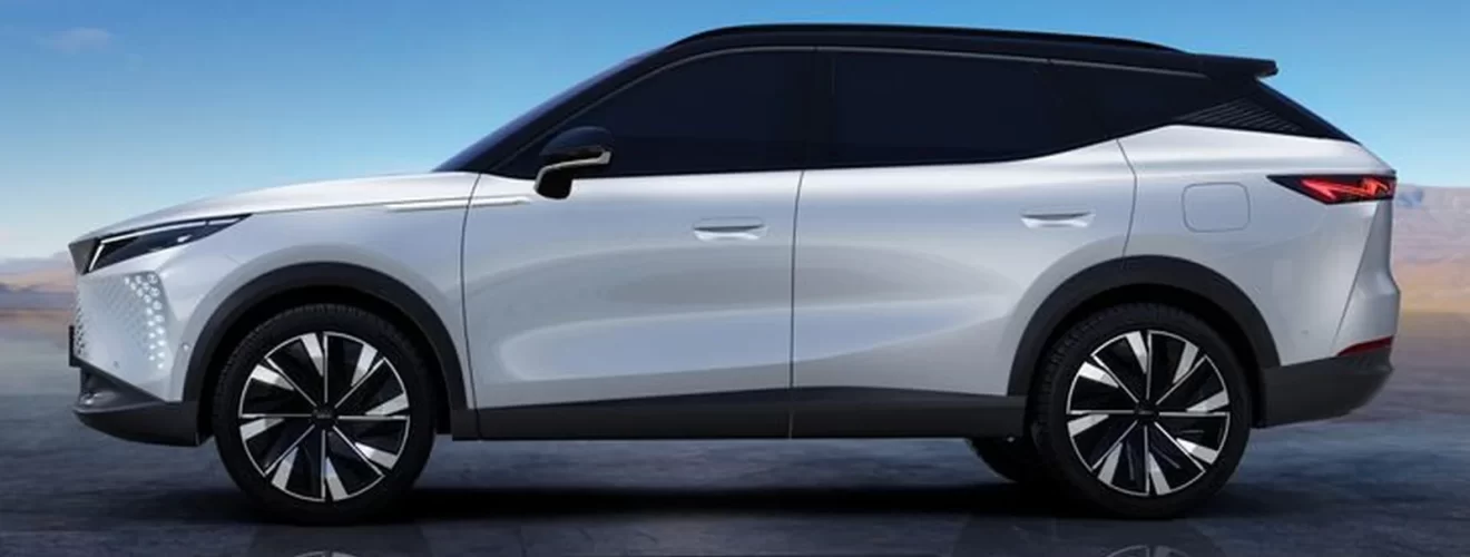 Omoda C7 на фоне современного города