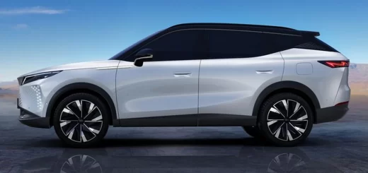 Omoda C7 на фоне современного города