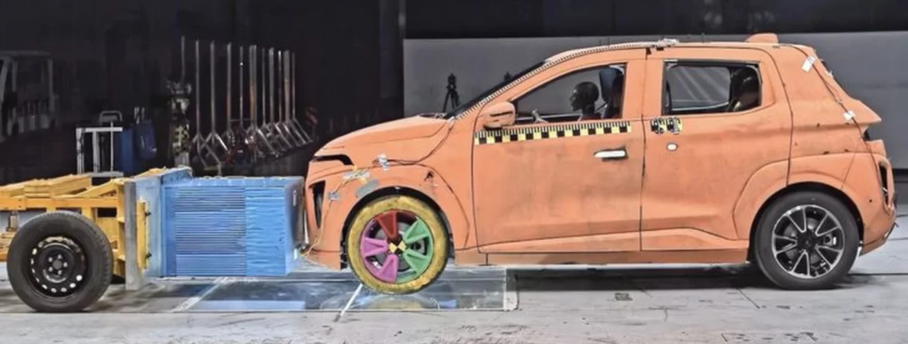 Фотография электромобиля «Атом» во время краш-теста.