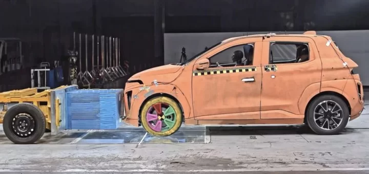 Фотография электромобиля «Атом» во время краш-теста.