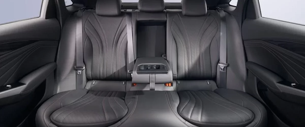 Geely Emgrand и Geely Preface на фоне китайского пейзажа