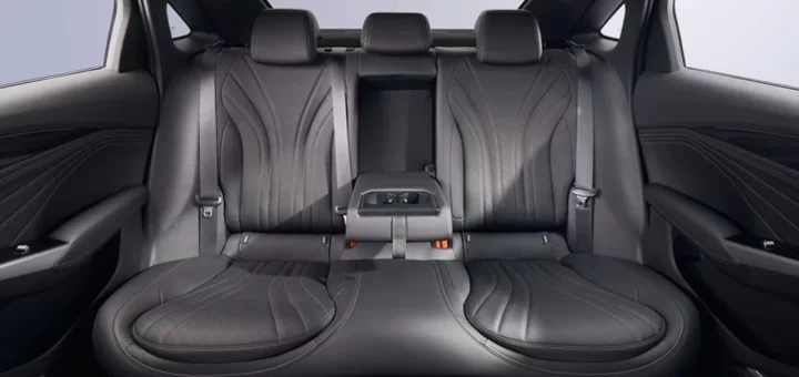 Geely Emgrand и Geely Preface на фоне китайского пейзажа